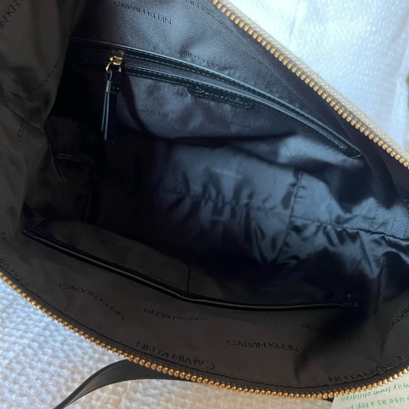 Calvin Klein purse. Tan tweed/linen material with black leather pockets/handles - Picture 4 of 10